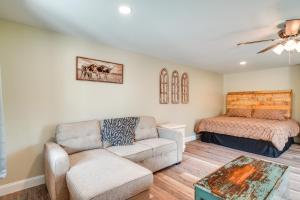 Studio Stay with Deck in Missouri Wine Country