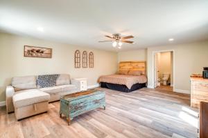 Studio Stay with Deck in Missouri Wine Country