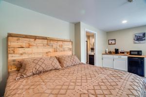 Studio Stay with Deck in Missouri Wine Country