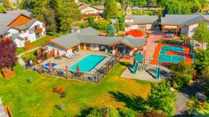 Dashas alpine retreat at Icicle Village with pool and hot tub
