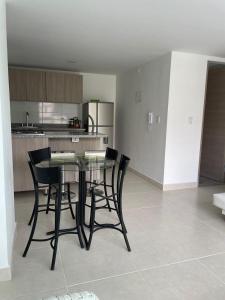 CC Fundadores, cerca sector el Cable y CC Mall Plaza