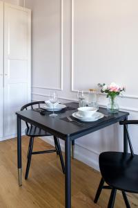 Discover Krakow Apartments - Lubomirskiego St - Classic & Modern - Near Main Station, Netflix and AC