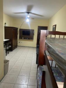 Kitnet Praia Grande - Aviação 500 metros da praia AR CONDICIONADO - GELADEIRA - FOGÃO - SOFÁ CAMA - WIFI