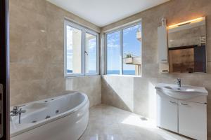 Spacious Villa with pool