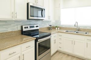 Spacious 2BR Townhouse - 3 Queens - Sleeps 8