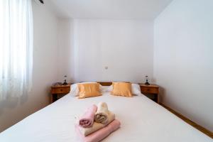 Apartments with parking space Rab - 24367