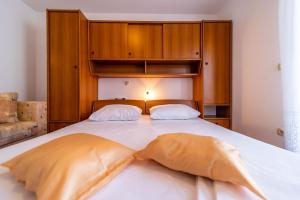 Apartments with parking space Rab - 24367