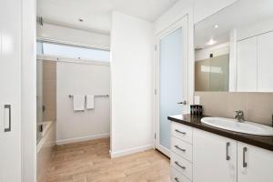 Luxe 4BR Family Sanctuary in Newtown