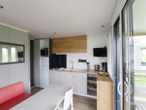 Nice terrace chalet on the Hegermeer