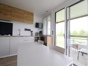Nice terrace chalet on the Hegermeer