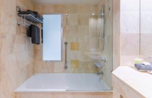 Breathtaking Ocean and City Views Level 20