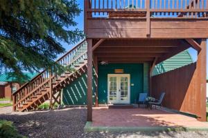 Queen Studio room in Sky Eco - Glacier General Store and Cabins