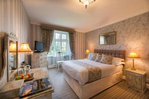 Classic Double Room with Shower room in Maenan Abbey Hotel