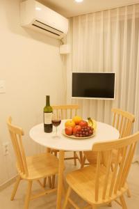 Hongdae, 5-Minute Walk from Hongdae Station, Luggage Storage, Hotel-Style Bedding, 2 Rooms, Washer Dryer, For Foreigners Only
