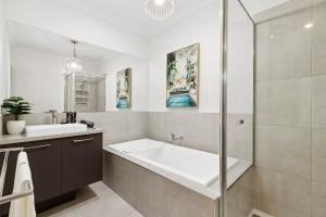 Impress on Empress I 6 BR Pet-Friendly Family Home