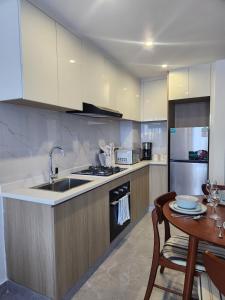Modern 1BR Apartment with Pool & Gym, 1 Min to Junction Mall