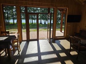 Single-story holiday home by the lake