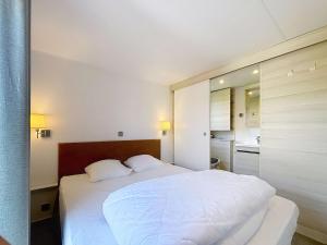Mobil-home familial 40m² avec piscine chauffée, 200m de la plage, 6 pers, 3 ch, 2 sdb, terrasse - FR-1-361A-53