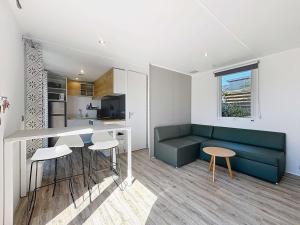 Maisons de vacances Mobil-home 4* Grand Confort, 200m plage, piscine, fitness, parking, menage inclus, Wi-Fi gratuit - FR-1-361A-75 : photos des chambres