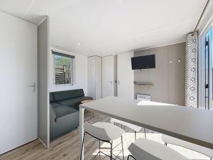 Maisons de vacances Mobil-home 4* Grand Confort, 200m plage, piscine, fitness, parking, menage inclus, Wi-Fi gratuit - FR-1-361A-75 : photos des chambres