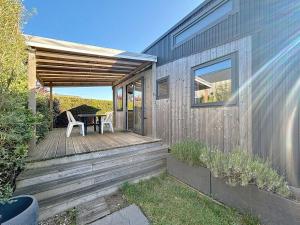 Maisons de vacances Sejour en Tiny House a Jullouville, piscine et parking inclus - FR-1-361A-95 : photos des chambres