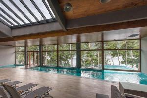 Apartment with a lake view