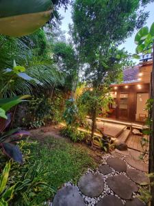Cozy Private House with Garden 3 min to Berawa Beach