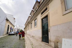 Group-Friendly 4BR Lisbon Duplex Castle View