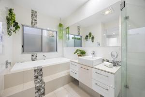 Parea on Cavendish - Luxe Beachside Living