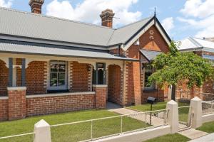 William House - Heart of Bathurst - Sleeps 6