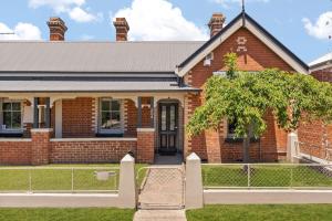 William House - Heart of Bathurst - Sleeps 6