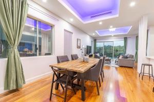 Luxury 5BD house w water view in Melrose Park