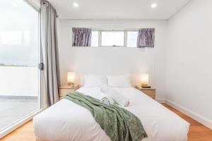 Luxury 5BD house w water view in Melrose Park