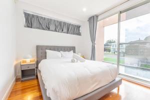 Luxury 5BD house w water view in Melrose Park