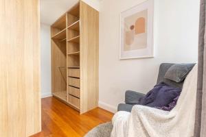 Luxury 5BD house w water view in Melrose Park