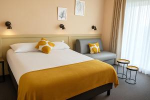 Hotels Cit'Hotel Logis De Brou, Bourg en Bresse : Chambre Lit Queen-Size avec Balcon
