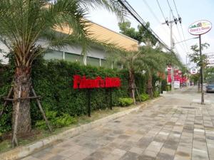 Friends House Resort