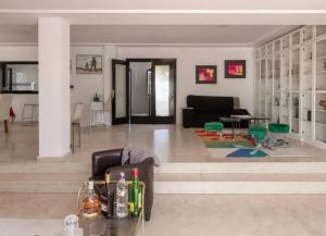 Villa de los Osos - Roquetas de Mar, Almería, 3mins Walk To Playa Serena & Club De Golf Playa Serena, Entire House, Chalet With XXL Private Pool & Gym