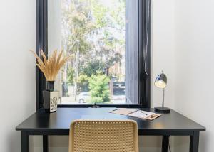 Cosmo Stays- Designer Apartment Fabulous Location