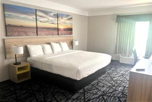 King Room - Disability Access/Non-Smoking room in Days Inn by Wyndham Denham Springs-Baton Rouge East