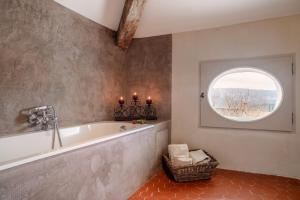 Villas Luxurious Provencal Village House, Walk to Village Pool : photos des chambres