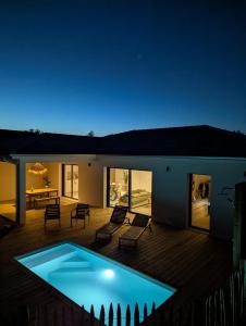 Villas Modern house with pool, between lake and forest : photos des chambres