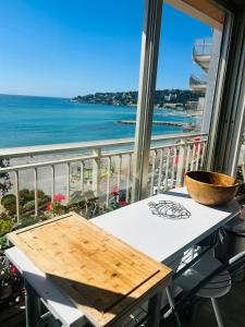 Appartement Menton front de mer au dernier étage de 95M2 avec Terrasse de 70M2