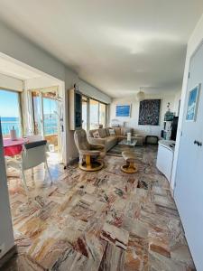 Appartement Menton front de mer au dernier étage de 95M2 avec Terrasse de 70M2