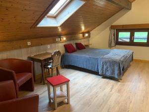 Chalet gite lArcange 3 chambres au calme Franche Comte bord de riviere peche sur place