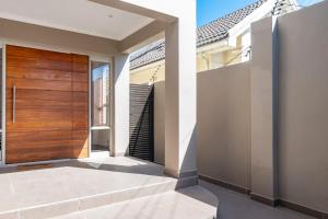 Modern & secure flatlet on shared property