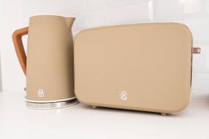 Modern & secure flatlet on shared property