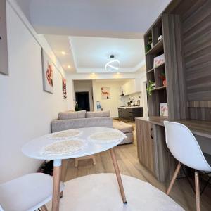 Phares 1BR with a Rooftop Swimming Pool, Westlands