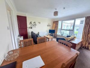 Dog Friendly Chalet At Broadland Park And Marina In Lowestoft Ref 12027B