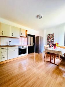 Spacious Villa with Garden near Danube For 16 Guests